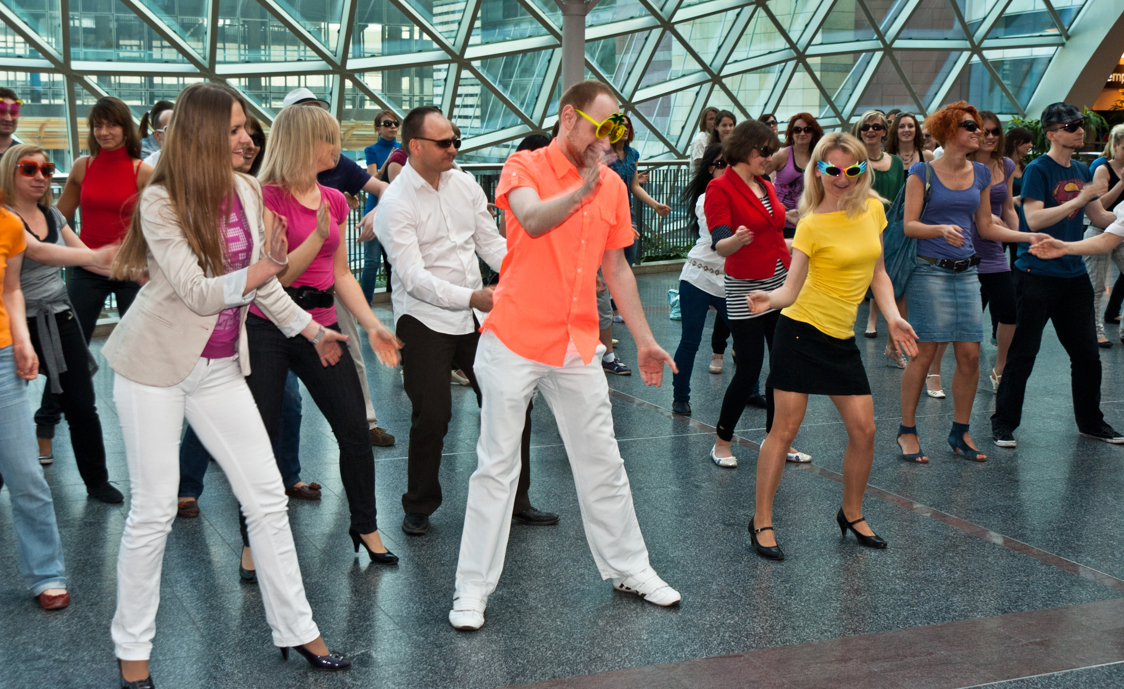 Warszawa,_Złote_Tarasy,_Salsa_flash_mob